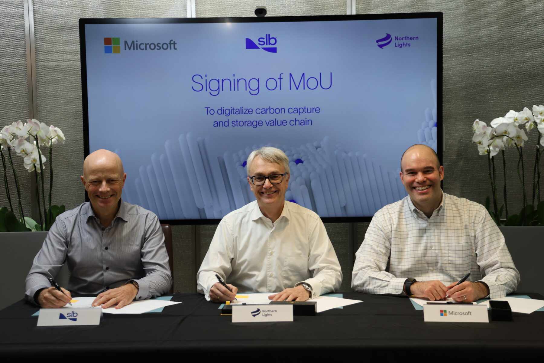 Picture og signing ceremony. From left Trygve Randen, SVP Digital Products & Solutions in SLB, Børre Jacobsen, Managing Director in Northern Lights JV and Matthew Kerner, Corporate Vice President in Microsoft Cloud for Industry.